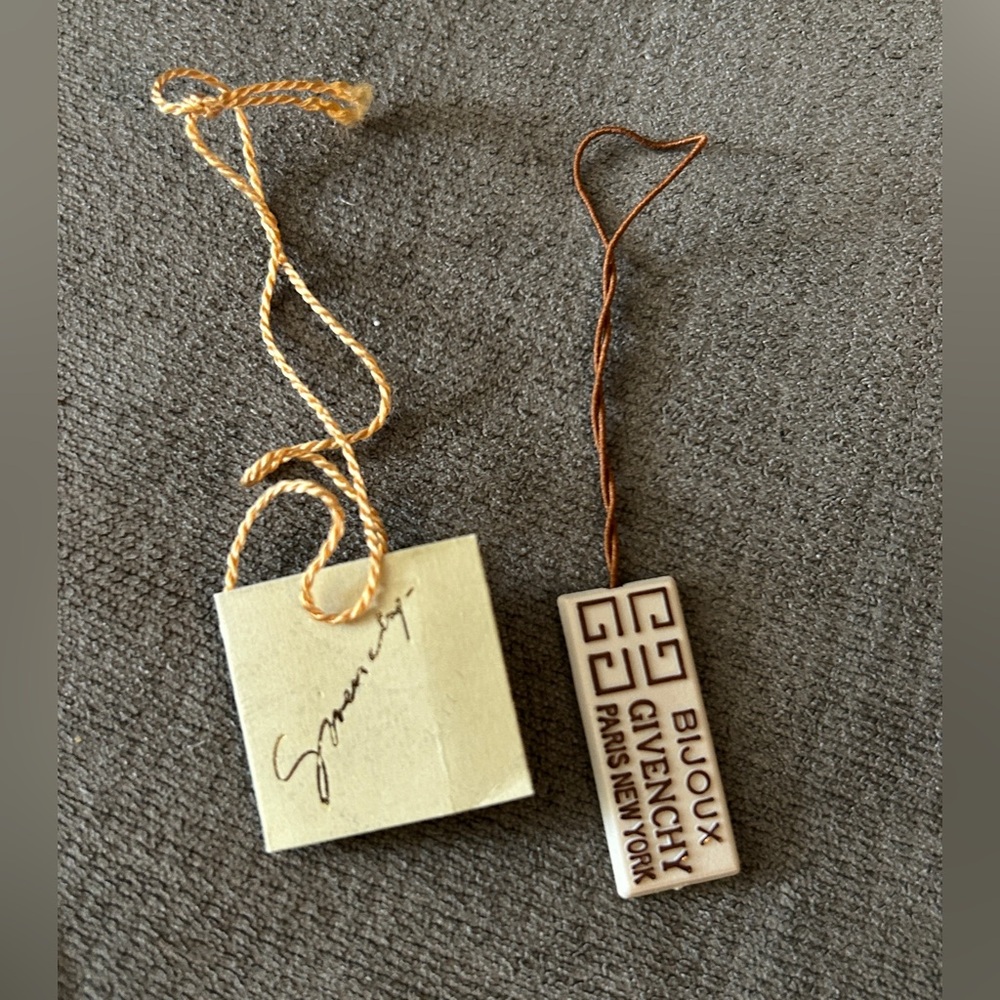 SOLD❤️ GIVENCHY Gold Logo “G” Pendant Necklace w/ Original Tags - Picture 6 of 8